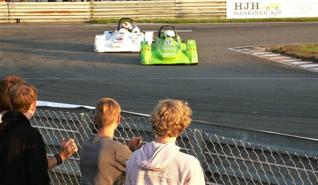 Drømmer du som de unge mennesker ved hegnet om at køre motorsport på rigtige racerbaner? Det kan lade sig gøre på et fornuftigt budget i Aquila Synergy Cup.